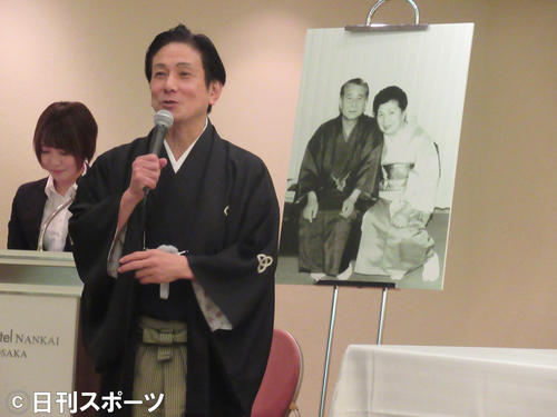 喜劇「なにわ夫婦八景　米朝・絹子とおもろい弟子たち」の製作発表会で話す桂米団治（撮影・星名希実）
