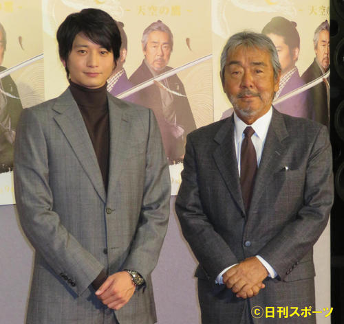 NHK「そろばん侍　風の市兵衛SP」の会見を行った向井理（左）と寺尾聰