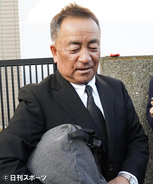 梅宮辰夫さんの葬儀に参列し、囲み取材に応じるせんだみつお（撮影・佐藤成）