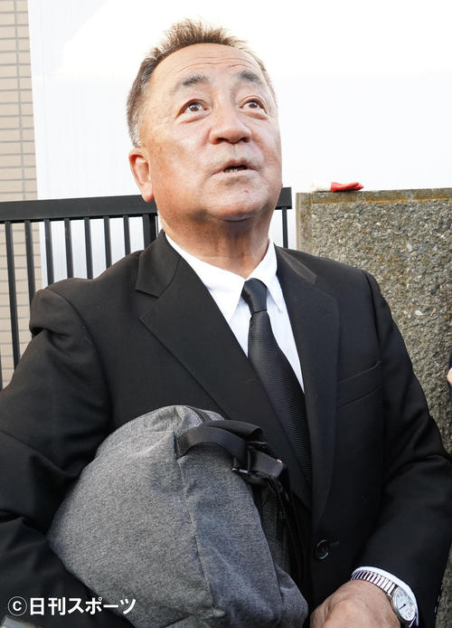 梅宮辰夫さんの葬儀に参列し、囲み取材に応じるせんだみつお（撮影・佐藤成）