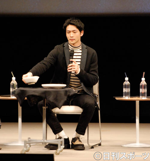 イベントに参加し、自らつくった陶器を披露する松下洸平（撮影・松浦隆司）