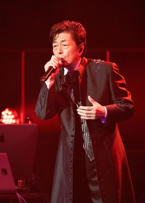 デビュー45周年記念コンサートで歌唱する中村雅俊