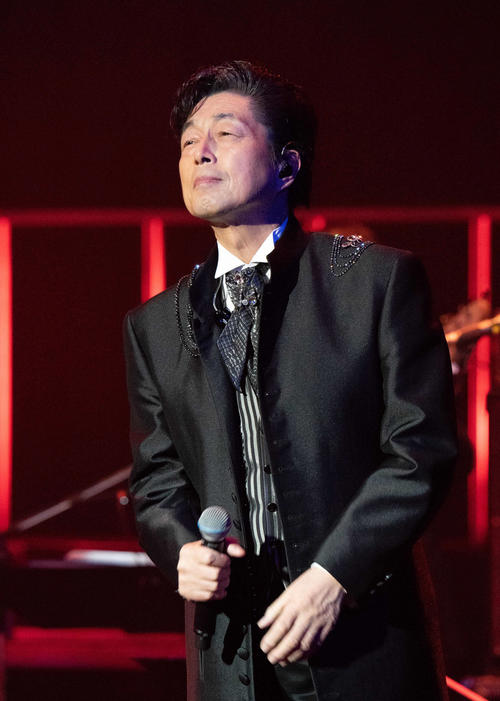 デビュー45周年記念コンサートで歌唱する中村雅俊