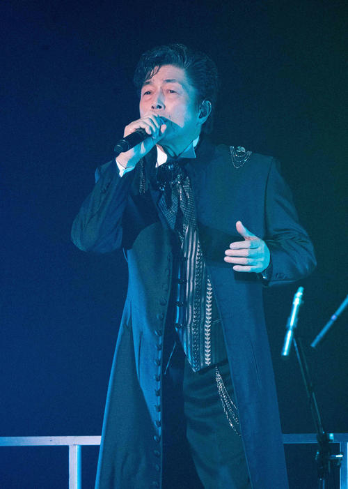 デビュー45周年記念コンサートで歌唱する中村雅俊