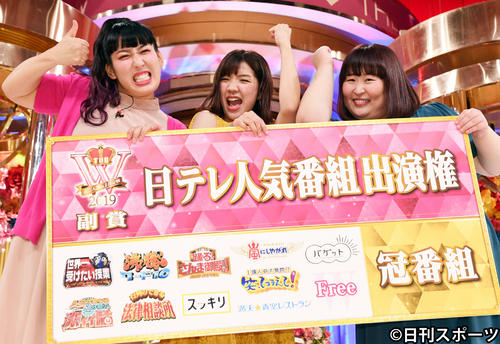 「女芸人NO・1決定戦　THE　W」で優勝した3時のヒロイン。左からゆめっち、福田麻貴、かなで（2019年12月9日撮影）