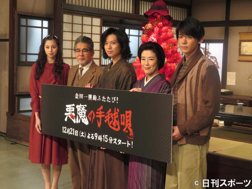 主演ドラマの会見を行った加藤シゲアキ（中央）。左から中条あやみ、古谷一行、1人おいて寺島しのぶ、小瀧望（撮影・横山慧）