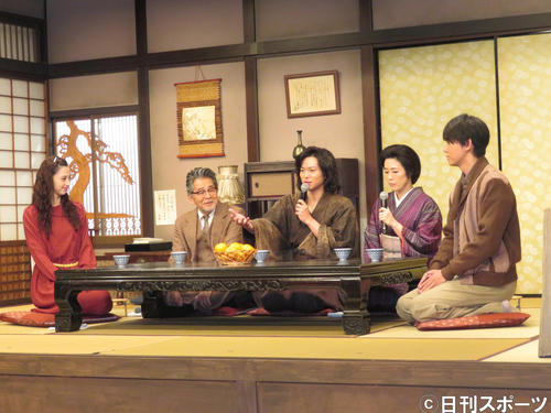 主演ドラマの会見を行った加藤シゲアキ（中央）。左から中条あやみ、古谷一行、1人おいて寺島しのぶ、小瀧望（撮影・横山慧）
