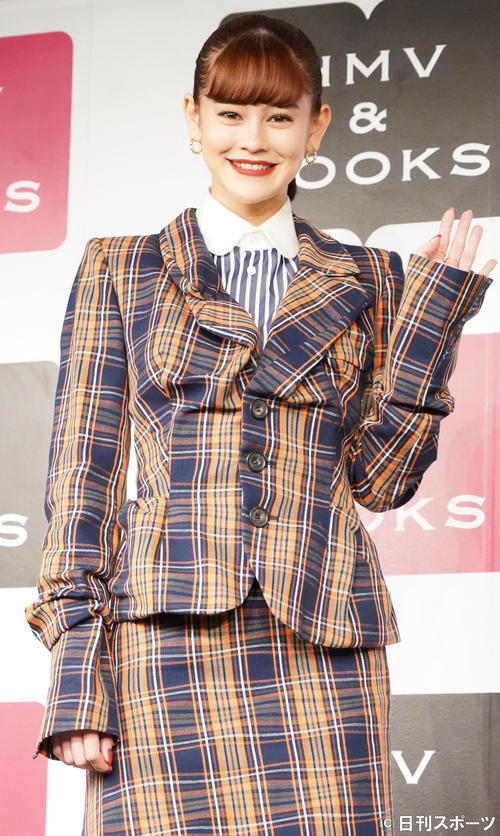 emma　Calendar2020発売記念イベントで片手をあげるemma（撮影・佐藤成）