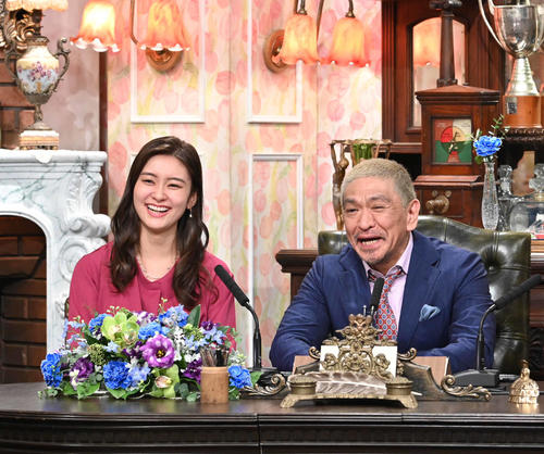 左から4代目秘書の増田紗織アナウンサー、松本人志新局長コピーライトABCテレビ