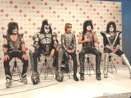 紅白歌合戦に「YOSHIKI　feat．　KISS（ヨシキッス）」として出場するYOSHIKI（中央）とKISS