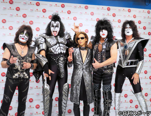 紅白歌合戦に「YOSHIKI　feat．　KISS（ヨシキッス）」として出場するYOSHIKI（中央）とKISS（撮影・上岡豊）