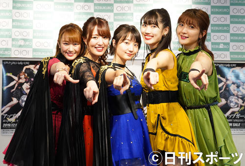 27thシングル発売記念リリースイベントで指さしポーズをするアップアップガールズ（仮）。左から古川小夏、関根梓、新井愛瞳、佐保明梨、森咲樹（撮影・佐藤成）