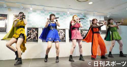 27thシングル発売記念リリースイベントで歌うアップアップガールズ（仮）。左から佐保明梨、新井愛瞳、古川小夏、関根梓、森咲樹（撮影・佐藤成）