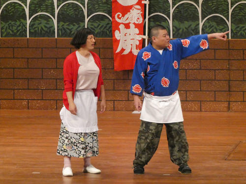 すっちー（左）と川畑泰史の2座長が共演