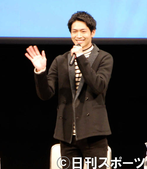 「スカーレット」のイベントに参加し、ファンに手を振って応える松下洸平（撮影・松浦隆司）