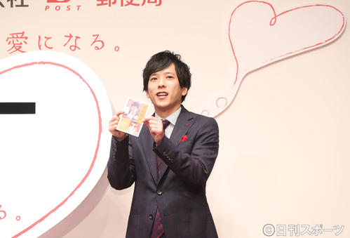 日本郵便「2020年用年賀状　受付開始セレモニー」に登壇し笑顔で自身の年賀状を披露する嵐の二宮和也（撮影・垰建太）