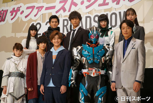 完成披露イベントに出席した、前列左から生駒里奈、奥野壮、高橋文哉ら（撮影・遠藤尚子）