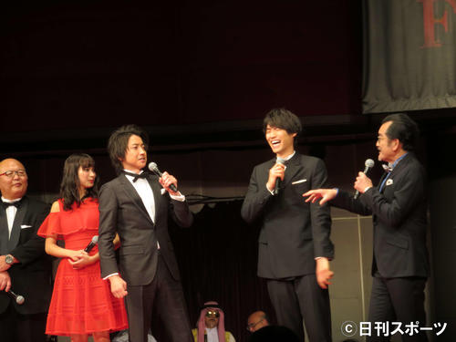 左から佐藤東弥監督、関水渚、藤原竜也、福士蒼汰、吉田鋼太郎