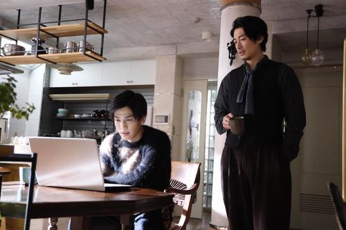 若宮潤一（岩田剛典＝左）と最後の事件解決に挑む誉獅子雄（ディーン・フジオカ）（C）フジテレビ