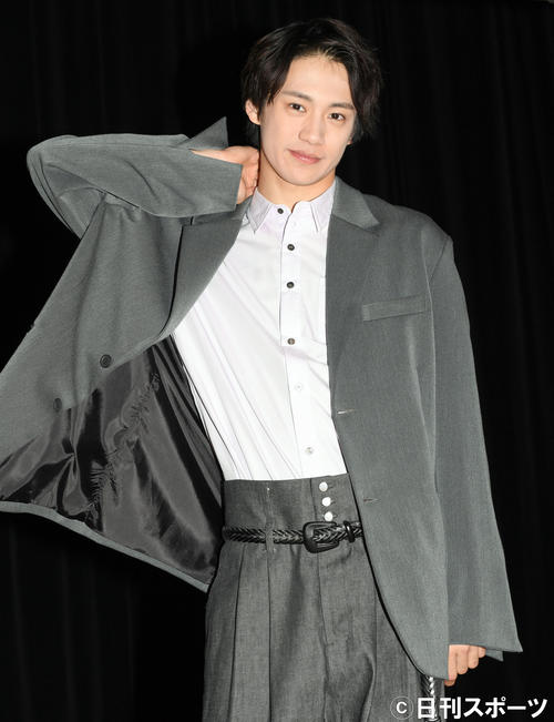 この日22歳の誕生日を迎えた前川優希は、カメラに向かってポーズを決める（撮影・たえ見朱実）