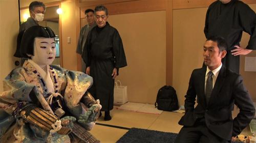 歌舞伎座「盛綱陣屋」楽屋で長男の中村勘太郎（左）を見守る中村勘九郎　（Ｃ）フジテレビ