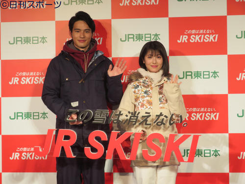 JR　SKISKIキャンペーン記者発表会に出席した岡田健史（左）と浜辺美波