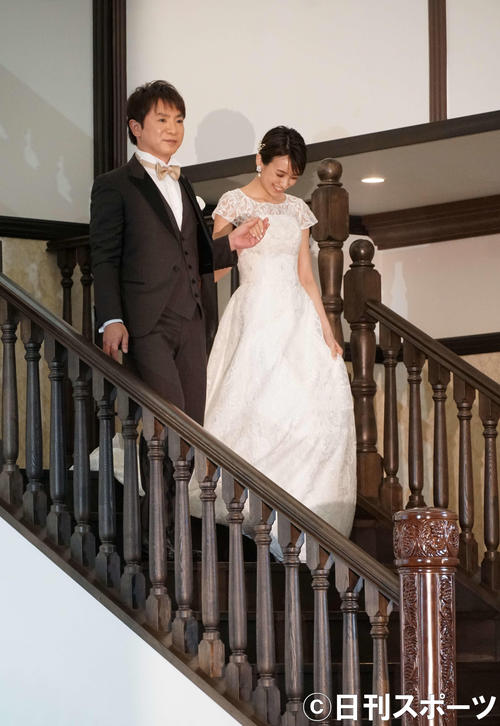 浜口優（右）は妻南明奈をエスコートしながら登場（撮影・遠藤尚子）
