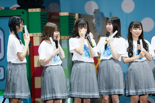 涙を流して喜ぶ日向坂46。（左から）上村ひなの、東村芽依、松田好花、金村美玖、齊藤京子