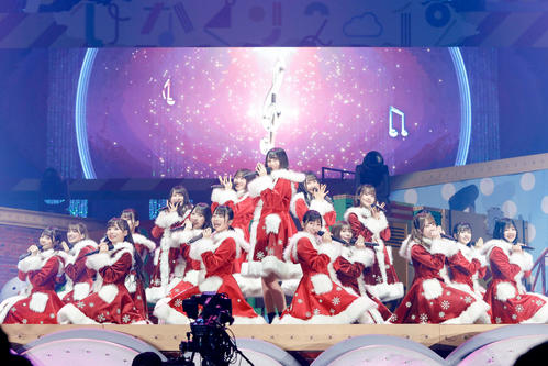 サンタ姿でパフォーマンスする日向坂46　