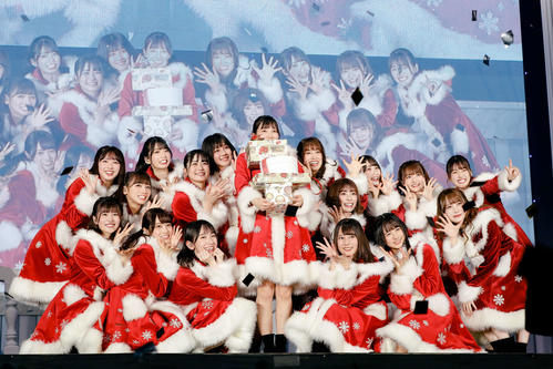 17日のクリスマスライブ初日で、サンタ姿のメンバーたちから大量のプレゼントを受け取った河田陽菜（中央）