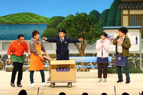 「岡村隆史の花の駐在さん」に出演する岡村隆史（中央）（ABCテレビ提供）