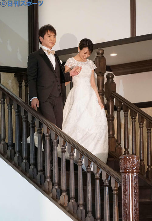 浜口優（左）は妻南明奈をエスコートしながら登場（撮影・遠藤尚子）
