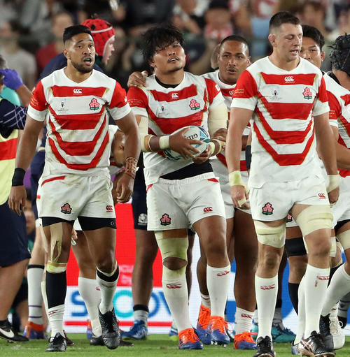 日本対スコットランド　前半、トライを決め祝福される稲垣（中央）（2019年10月13日撮影）