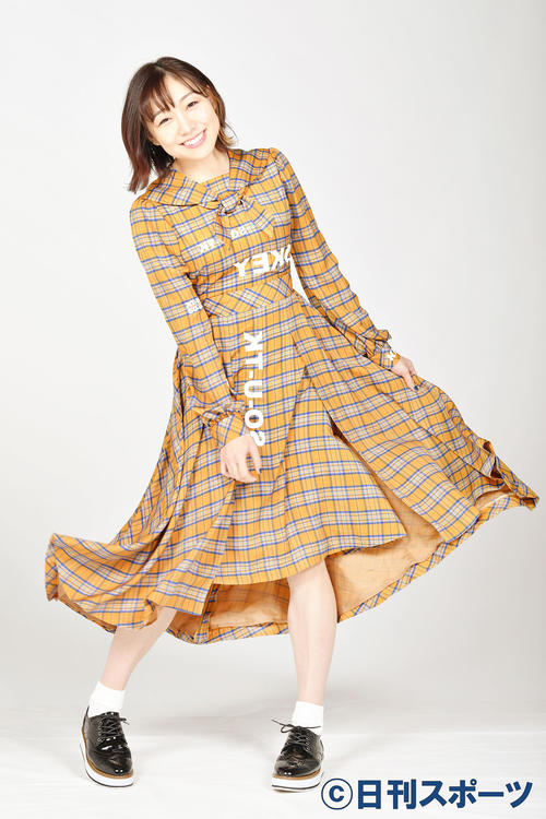 新しい衣装でポーズを決めるSKE須田亜香里（撮影・滝沢徹郎）