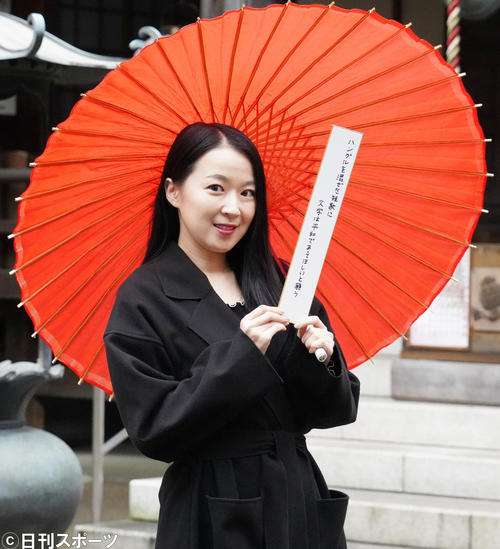 東京・目黒区の大円寺で歌集「まだまだです」ヒット祈願を行い、短歌を披露するカン・ハンナ（撮影・佐藤成）