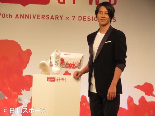 デザインしたシューズの発表イベントに参加した山下智久