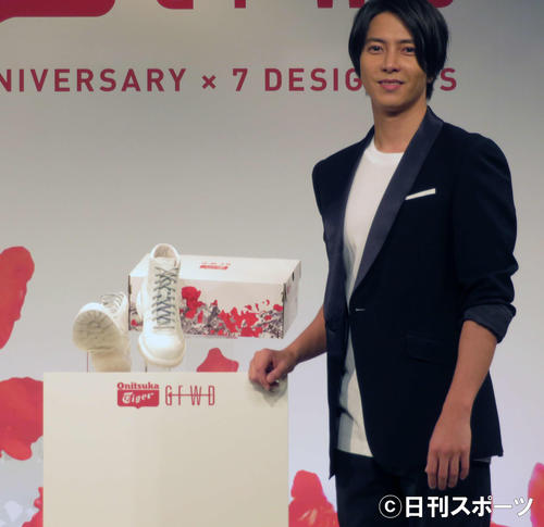 デザインしたシューズの発表イベントに参加した山下智久