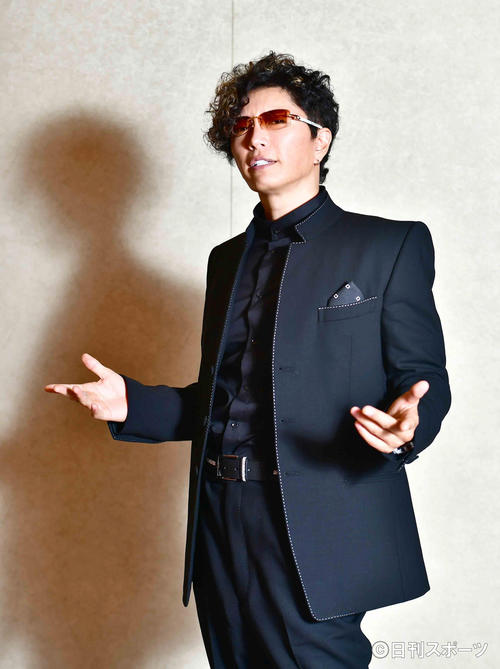 インタビュー後の撮影でクールにポーズを決めるGACKT（撮影・小沢裕）
