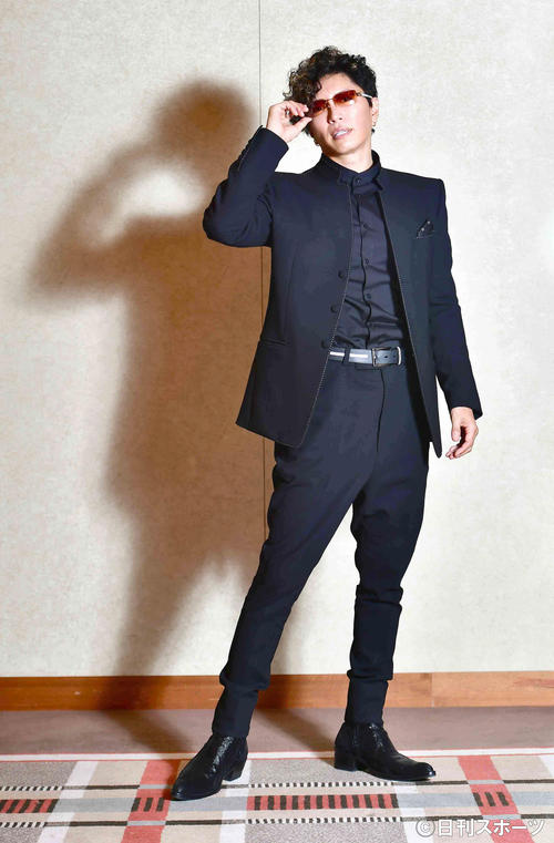 インタビュー後の撮影でクールにポーズを決めるGACKT（撮影・小沢裕）