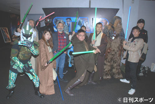 TOHOシネマズ梅田のスター・ウォーズの登場人物の衣装を着て、ファンが盛り上がった（撮影・松浦隆司）