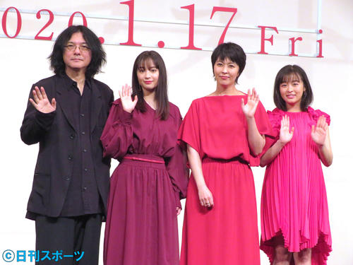 映画「ラストレター」の舞台あいさつを行った、左から岩井俊二監督、広瀬すず、松たか子、森七菜