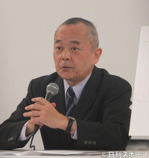 吉本興業の経営アドバイザリー委員会の中間とりまとめについて説明する川上和久座長