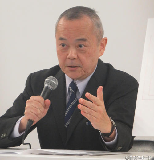吉本興業の経営アドバイザリー委員会の中間とりまとめについて説明する川上和久座長