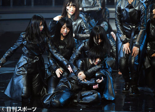 17年12月、NHK紅白歌合戦で内村光良とコラボし終わった後に、倒れ込む欅坂46の平手友梨奈（手前）