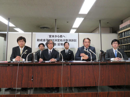 会見を開いた映画「宮本から君へ」河村光庸エグゼクティブプロデューサー（前列左から2人目）と弁護団（撮影・村上幸将）