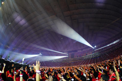 UVERworld「男祭り」東京ドーム公演で盛り上がる男だけの観客