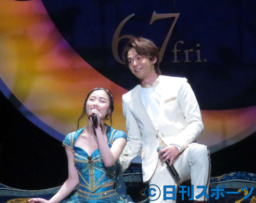 中村倫也（右）と木下晴香