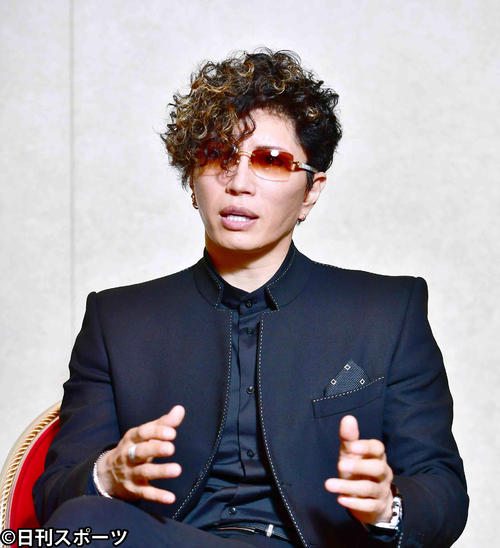 インタビューに臨むGACKT（撮影・小沢裕）