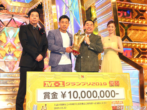 M－1グランプリ2019で優勝し記念撮影を行うミルクボーイの駒場孝（左から2人目）と内海崇（同3人目）。左が今田耕司、右が上戸彩（撮影・大野祥一）