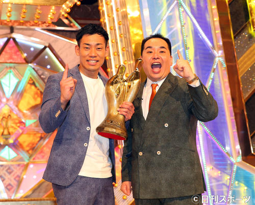 2019で優勝し記念撮影に臨むミルクボーイの内海崇（右）と駒場孝（撮影・大野祥一）